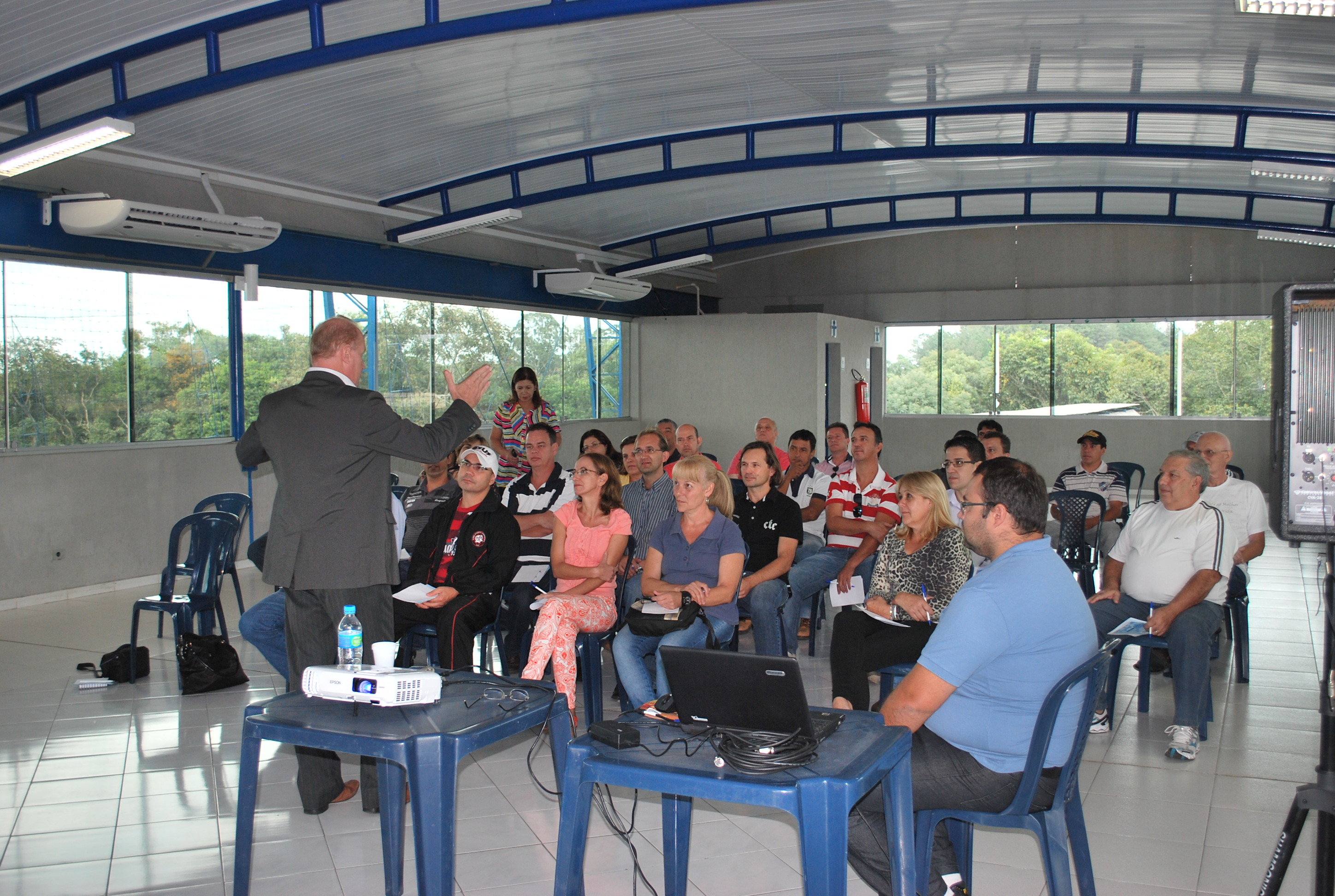 Palestra motivacional reúne STIQFEPAR e IAB