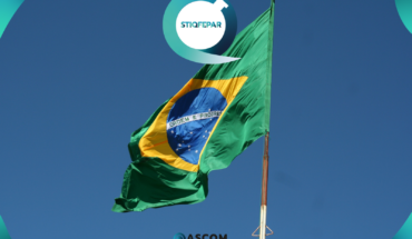 A imagem mostra a bandeira do Brasil hasteada.