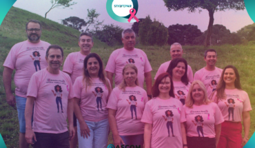Imagem mostra a equipe do Stiqfepar com a camiseta rosa em alusão ao Outubro Rosa