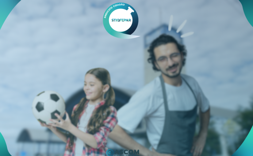 imagem mostra menina segurando uma bola de futebol e um homem de avental de churrasqueiro.